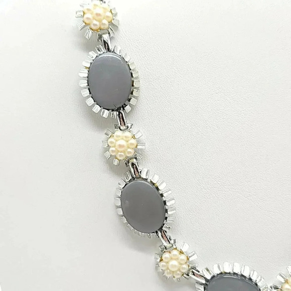 Emmons Grand Duchess 1960 Gray Thermoset Faux Pearl Silver Tone Necklace - Picture 2 of 5